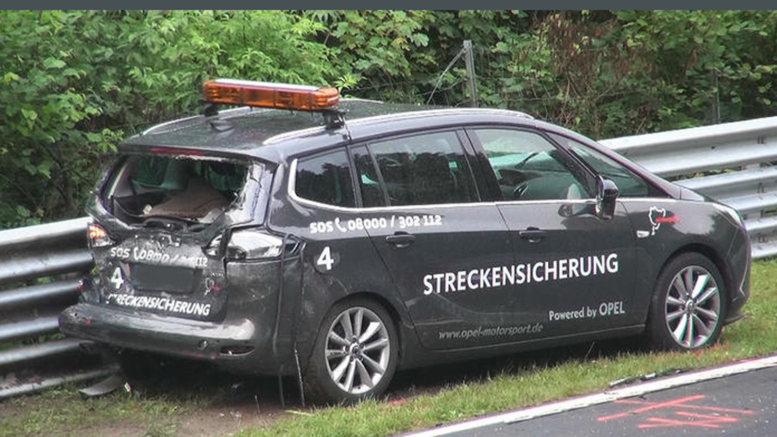 Επάνω σε αυτό το Opel Zafira των κριτών έπεσε το Honda Civic.